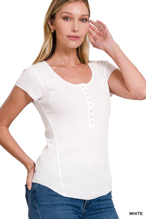 WAFFLE SNAP BUTTON CAP SLEEVE TOP